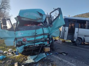 GÜNCELLEME  - İzmir'de kamyonla servis minibüsünün çarpışması sonucu 4 kişi öldü