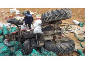 Otomobille çarpışan kömür yüklü traktör şarampole uçtu