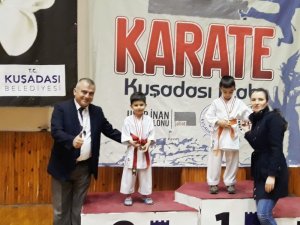 Karateci kardeşler madalyaları topladı