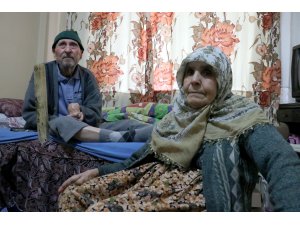 58 yıllık hayat arkadaşına 15 yıldır "bebek" gibi bakıyor