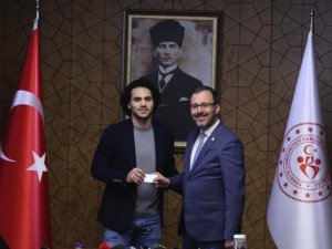 Shane Larkin, Türkiye Cumhuriyeti kimlik kartını Bakan Kasapoğlu’ndan aldı