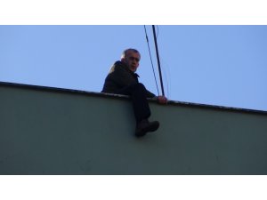 Çatıya çıkan şahıs intihardan vazgeçirildi