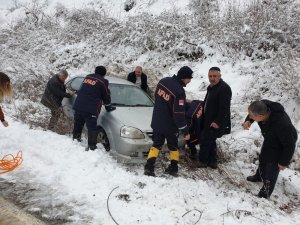 Kayganlaşan yoldan şarampole sürüklenen aracı AFAD ekipleri kurtardı