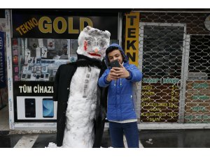 Şanlıurfalı esnaf kardan adama yöresel kıyafet giydirdi