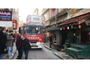 Binanın 4’üncü katında çıkan yangın paniğe neden oldu
