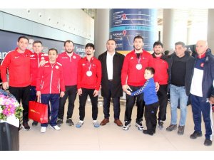 Avrupa Şampiyonasını üçüncü tamamlayan milli güreşçiler yurda döndü