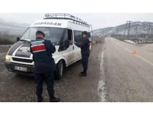 Amasya’da jandarmadan sürücülere ’emniyet kemeri ve cep telefonu’ denetimi
