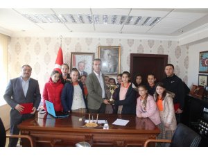 Kütahya’nın tek ilçe ortaokul kız basketbol takımı ödüllendirildi
