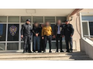 Ev sahibi misafirliğe gidince  eve girdiler
