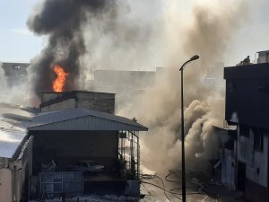 Boya imalathanesinde çıkan yangın deri imalathanesine de sıçradı