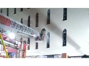 Mahalle bekçilerin dikkati yangının büyümesini önledi
