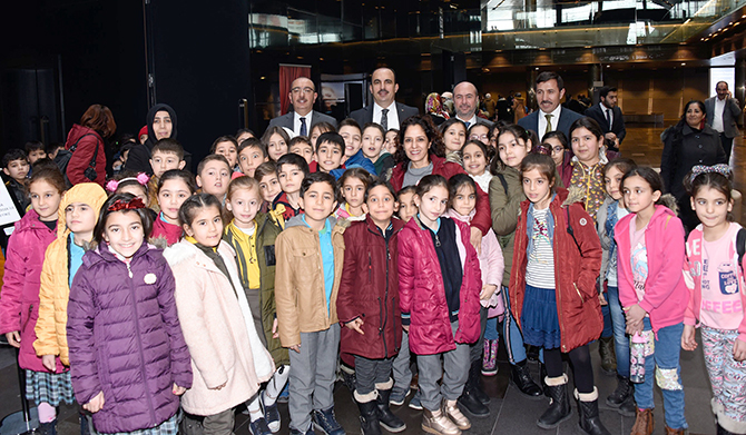 Çocukların tiyatro heyecanına ortak oldular