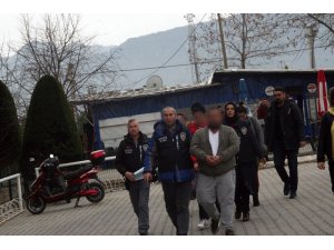 Eskort dolandırıcıları, paraları altına yatırdı