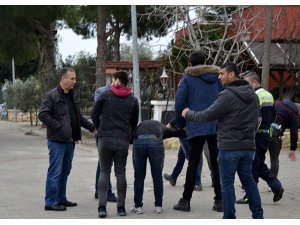 Polis aracına çarpan şüpheliler kıskıvrak yakalandı