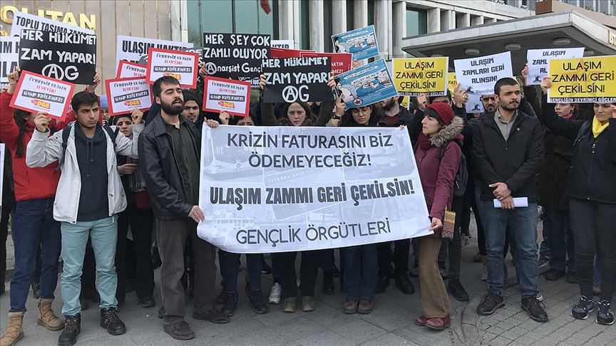 Öğrenciler İBB önünde: Her şey çok güzel değil, çok zamlı oldu!