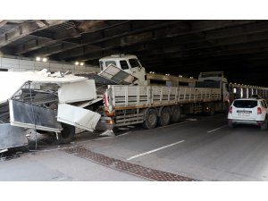 İzmir'de dorsesinde kamyon taşıyan tır, alt geçitte sıkıştı