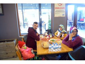 Iğdır'da 10 engelli çift sevgililer günü nedeniyle yemekte bir araya geldi