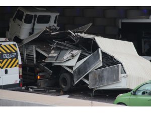 İzmir’de kamyon alt geçide sıkıştı; trafik akışı aksadı