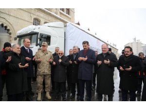 Sivas'tan depremzedeler için 3 tır yardım malzemesi gönderildi