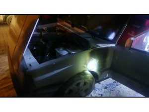 Park halinde yanan otomobile itfaiye müdahale etti