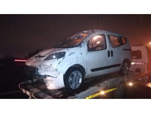 İzmir’de bariyerlere çarpan hafif ticari araç takla attı: 2 yaralı