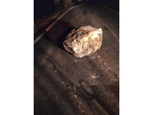 Karaman’da dağdan kopan kaya parçası yola düştü
