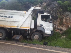Hafriyat kamyonu yol kenarına uçtu: 1 yaralı