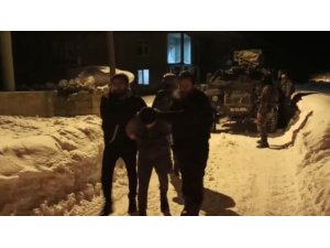 İçerisinde piknik tüpü ve fişek bulunan çantayı caddeye bırakan şüpheli yakalandı
