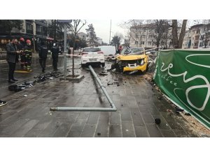 İki otomobil kavşakta çarpıştı: 3 yaralı