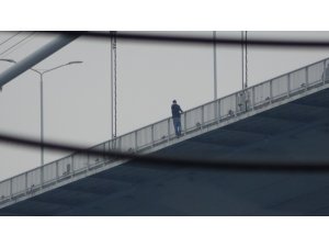 Köprüdeki intihar girişimini görüntülü görüşmeyle arkadaşına izletti