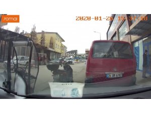 Aniden açılan araç kapısı motosikletli gencin canına mal oluyordu