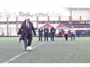 Kadınların maçında başlama vuruşunu Vali Köşger yaptı