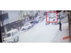 İki otomobil kafa kafaya çarpıştı: 4 yaralı