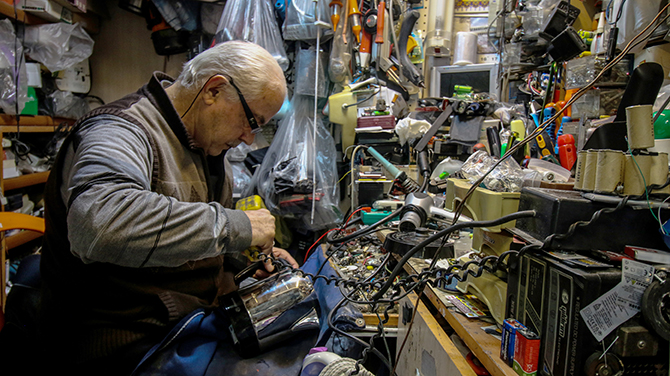 Elektronik ev aletlerini 63 yıldır tamir ediyor