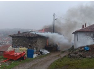 Sındırgı’da yanan ev kullanılamaz hale geldi
