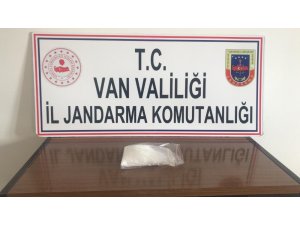Sırtına sardığı uyuşturucuyla yakalandı