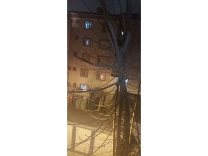 Sultangazi’de korku dolu anlar: Mahallenin trafosu alev alev yandı