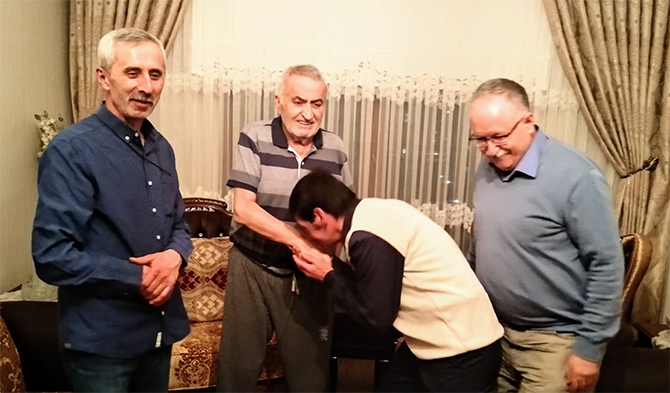 Karatay Lisesi mezunlarından ahd-e vefa! 41 yıl sonra öğretmenlerini ziyaret ettiler