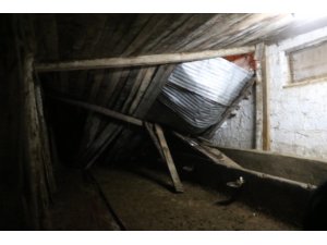 Yoğun kar yağışı nedeniyle ahırın çatısı çöktü