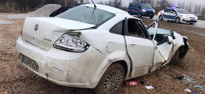 Konya’da otomobil direğe çarptı: 4 yaralı