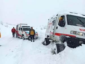 Yolda kalan paletli ambulansı karı elleriyle kazarak çıkardılar