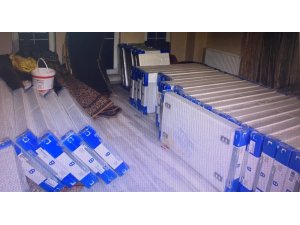 Kalorifer peteklerini çalan hırsızlar güvenlik kamerasında