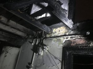 Tarsus’ta 2 katlı evde yangın