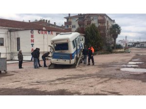 Yalova’da kamyonet minibüsle çarpıştı: 6 yaralı