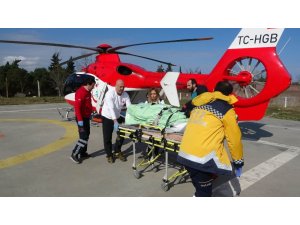 Sopa ile domuz kovalarken vuruldu, helikopterle hastaneye yetiştirildi