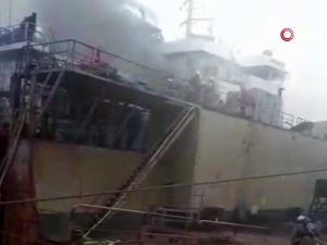 Tuzla’da tersanede bir gemide yangın çıktı. Olay yerine çok sayıda itfaiye ekibi sevk edildi.