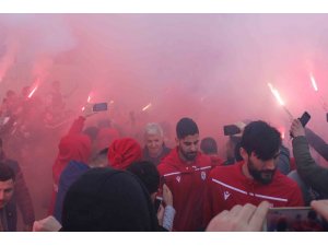 Lider Samsunspor’a havalimanında meşaleli karşılama