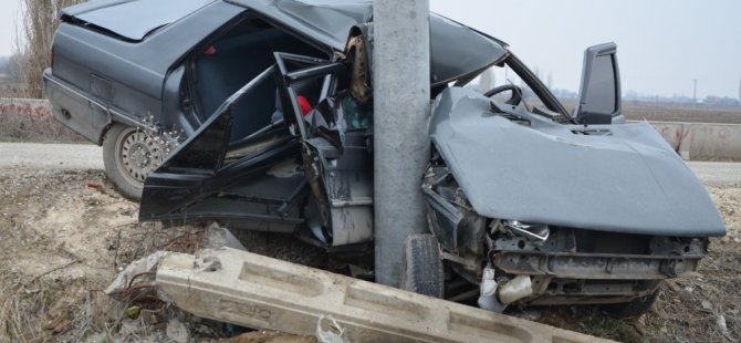 Otomobil elektrik direğine çarptı: 1 yaralı
