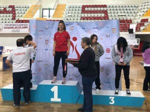 Balıkesirli güreşçi Derya Karaduman Türkiye şampiyonu oldu