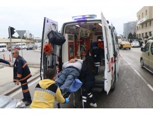 Emanet aldığı otomobille kaza yaptı